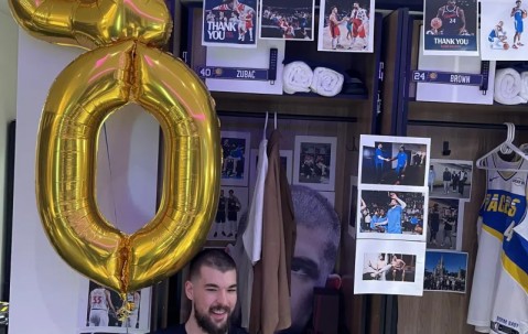 九游体育-祖巴茨和科比-布朗今日回归，快船主场为二人特殊装扮更衣室