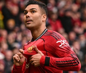 九游体育下载-曼联主场7万人高呼卡塞米罗再踢1年！表现越好越难留队，拉爵无情