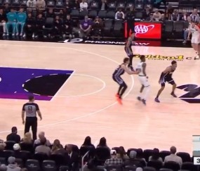 九游体育-手感来了怎么投都进！三球接锅三分 踩着logo直接压哨扔进！