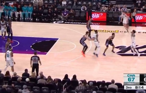 九游体育-手感来了怎么投都进！三球接锅三分 踩着logo直接压哨扔进！